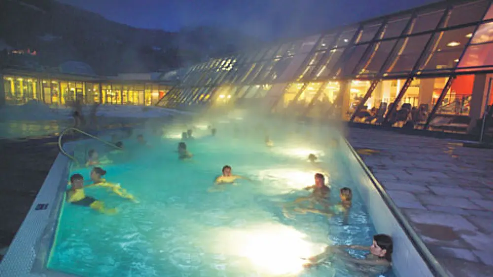 Das Außenbecken der Alpentherme in Bad Hofgastein