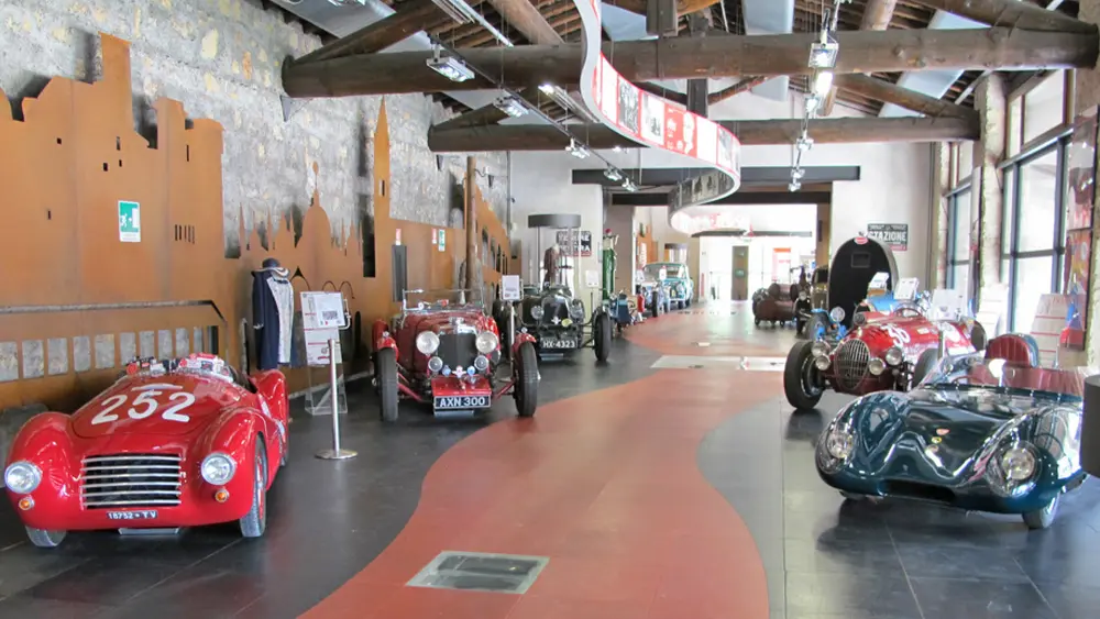 Blick auf Oldtimer im Museum Mille Miglia