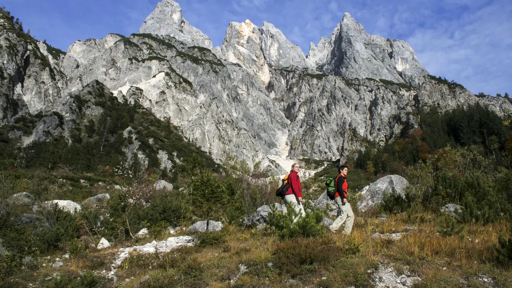 Wanderer im Klausbachtal vor den Mühlsturzhörnern