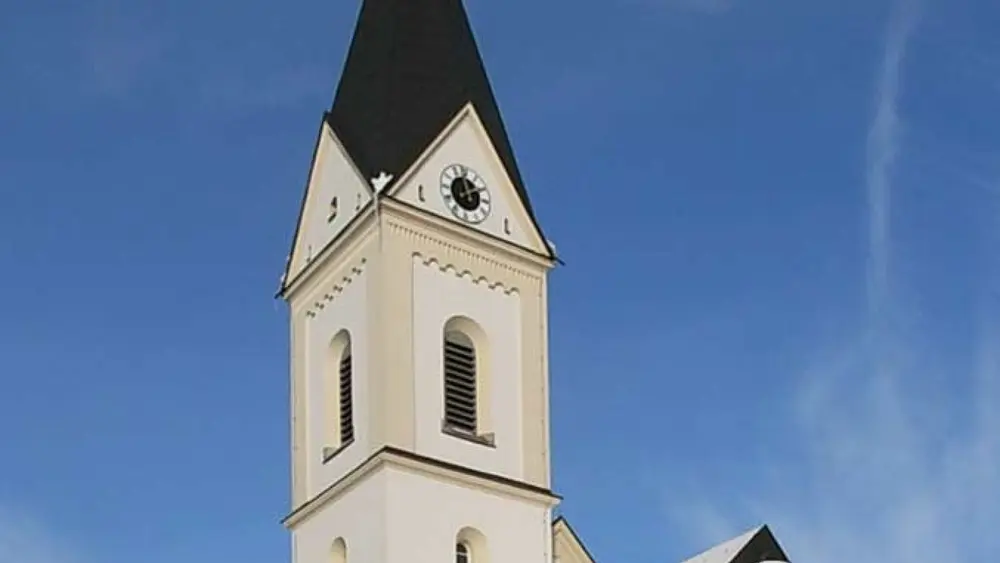 Blick von Südwesten auf die Herz-Jesu-Kirche in Lindberg