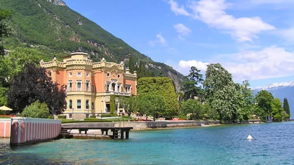 Blick auf die Villa Feltrinelli am See