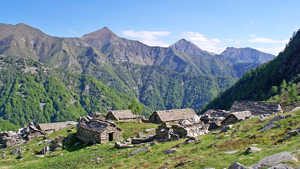 Verlassene Almhäuser der Alpe Quagiui im Nationalpark Val Grande