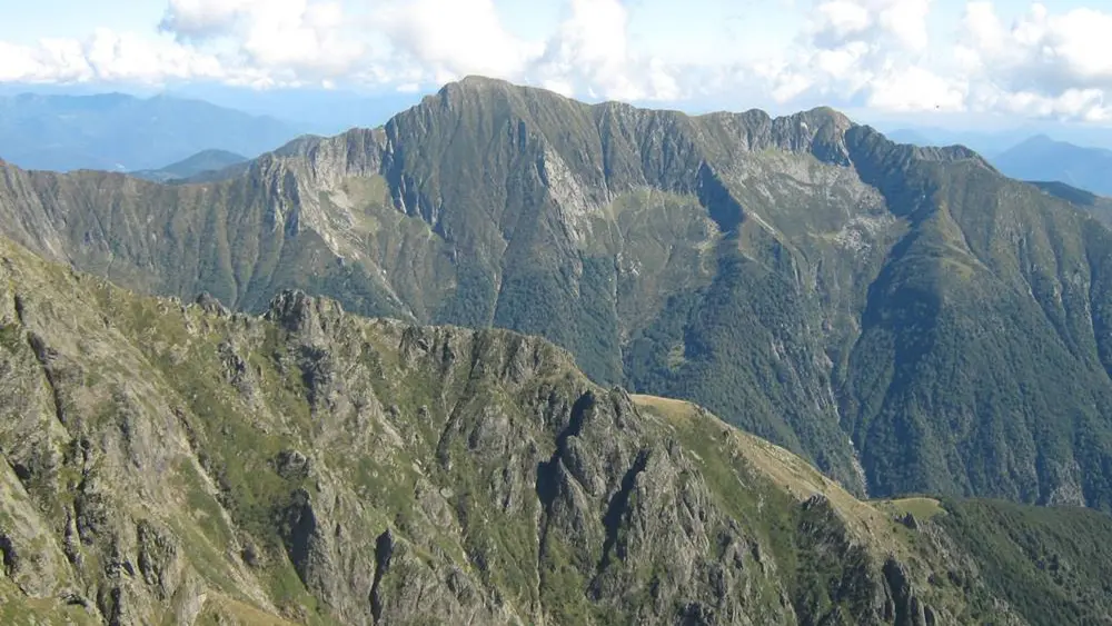 Blick von der Laurasca Spitze auf das Monte Zeda Massiv im östlichen Teil des Parks.
