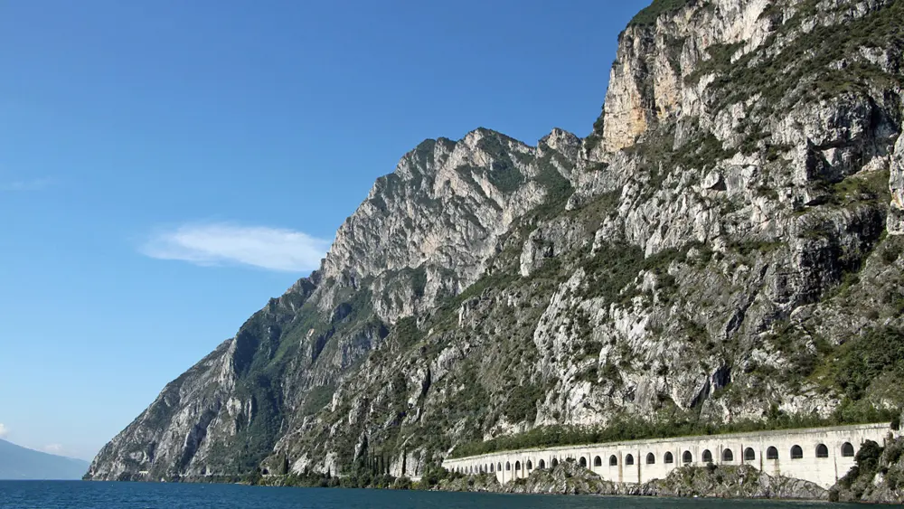 Blick auf eine Galerie der Gardesana occidentale bei Riva del Garda