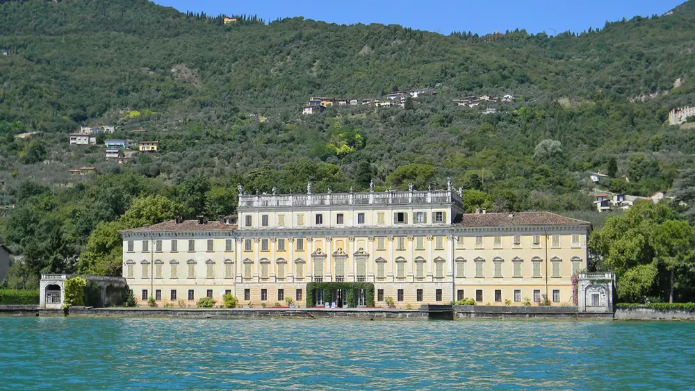 Blick auf die Villa Bettoni vom Gardasee aus