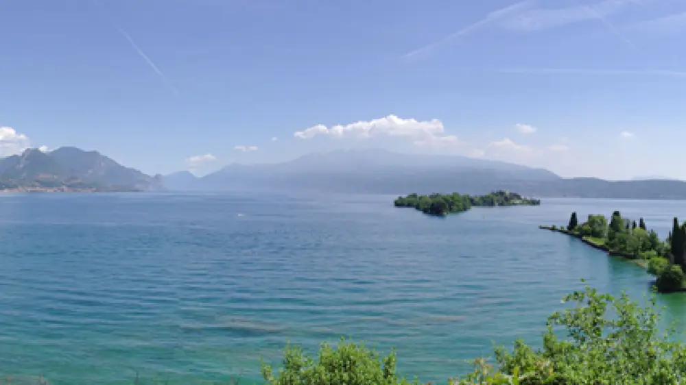 Blick auf die Isola del Garda im Gardasee