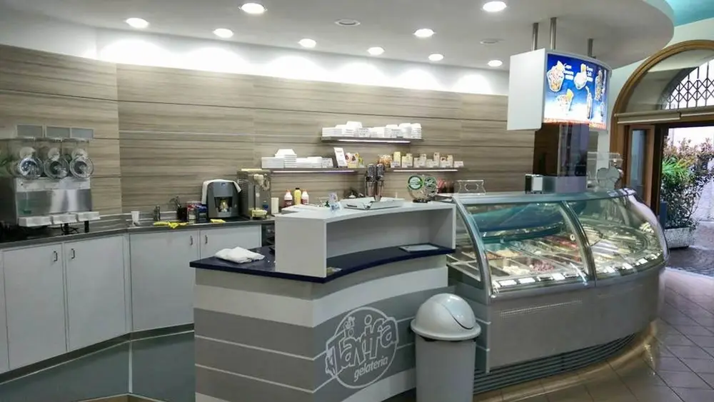 Blick in den Verkaufsraum der Gelateria artigianale Tarifa in Arco