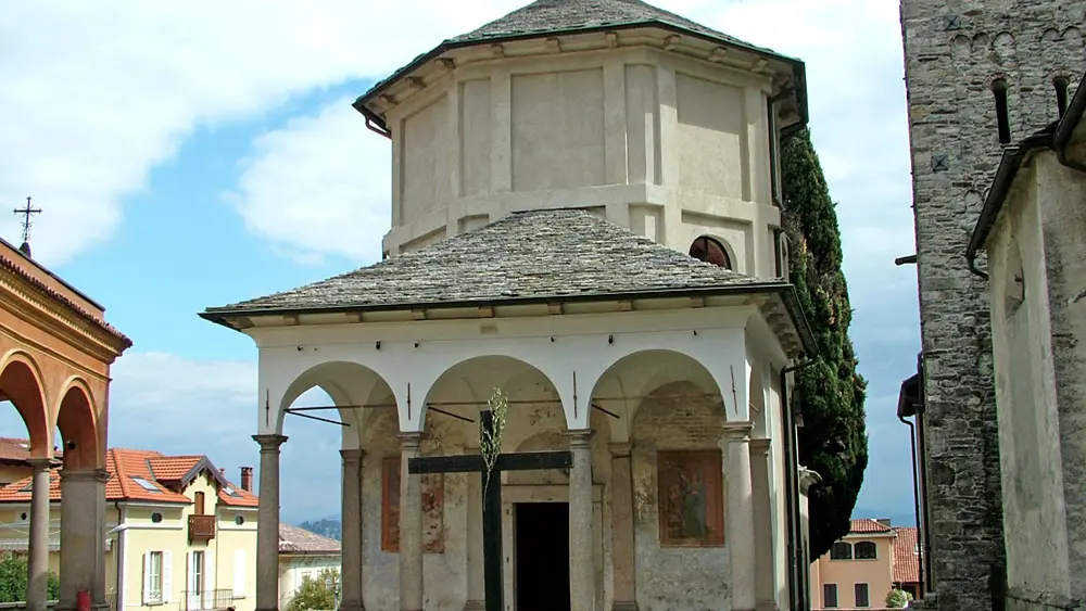 Außenansicht des Baptisteriums der Kirche Santi Gervasio e Protasio in Baveno