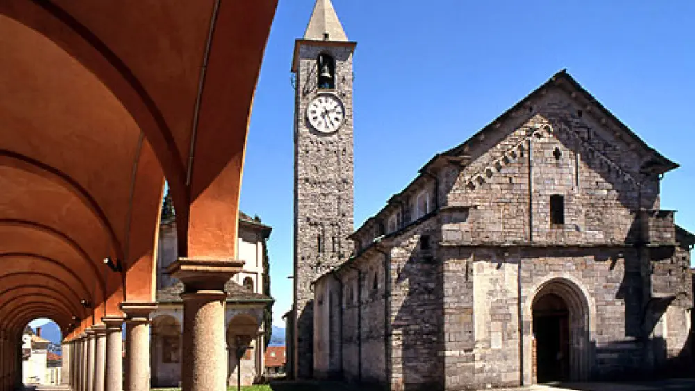 Außenansicht der romanischen Pfarrkirche Santi Gervasio e Protasio in Baveno