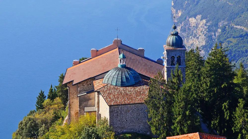 Blick auf die Kirche Madonna di Montecastello am Gardasee