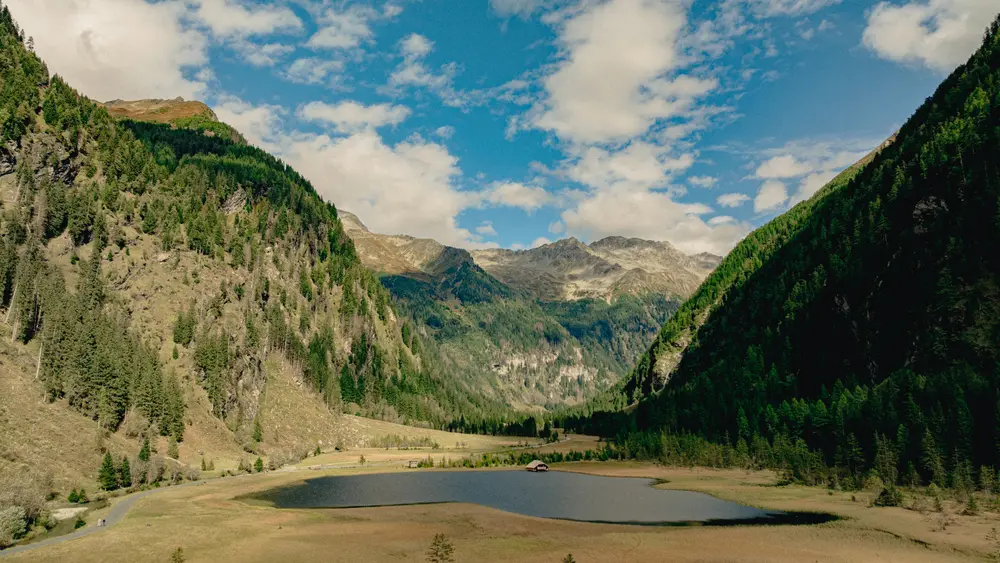Der Stappitzer See liegt auf dem Weg des Alpe Adria Trail