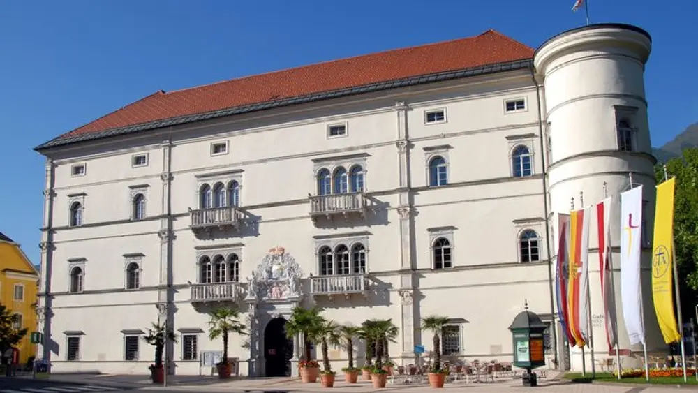 Das 1597 fertiggestellte Schloss ist seit 1951 im Besitz der Stadtgemeinde Spittal, welche das Gebäude der Öffentlichkeit zugänglich machte und als kulturellen Mittelpunkt der Stadt etablierte.