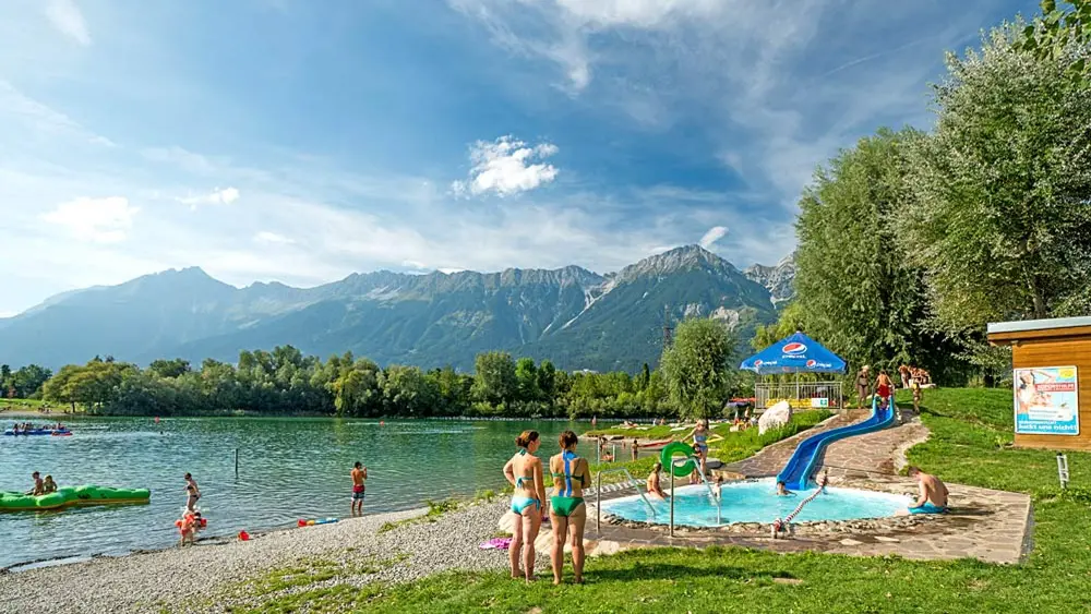 Kinderspielplatz am Ufer des Badesees Rossau bei Innsbruck