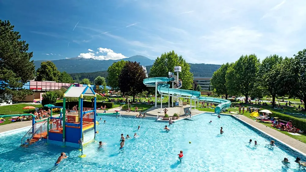 Blick auf das Kinderbecken mit Rutsche im Freibad Tivoli in Innsbruck