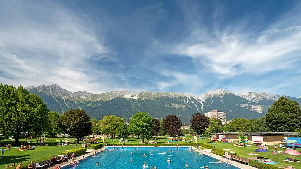 Großes Schwimmerbecken im Freibad Tivoli in Innsbruck