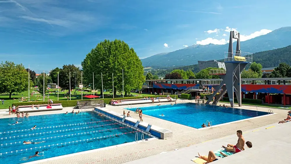 Sprungturm mit Sprungbecken im Freibad Tivoli in Innsbruck