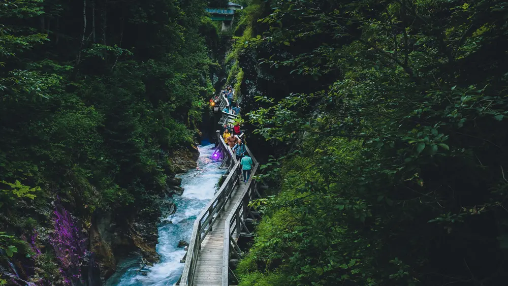 Sagenhafte Nacht des Wassers in der Sigmund Thun Klamm