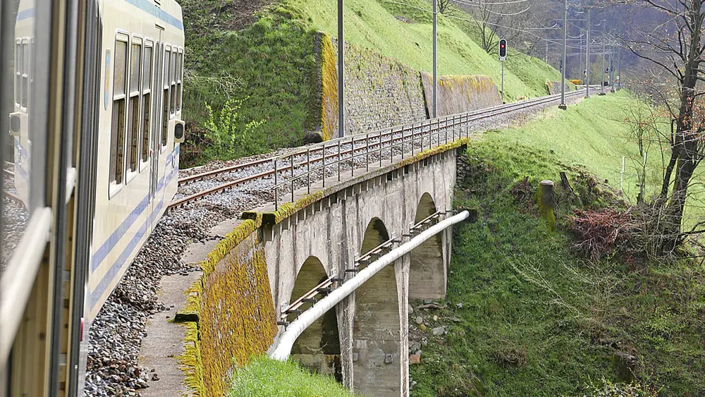 Fahrt der Centovallibahn über ein Viadukt