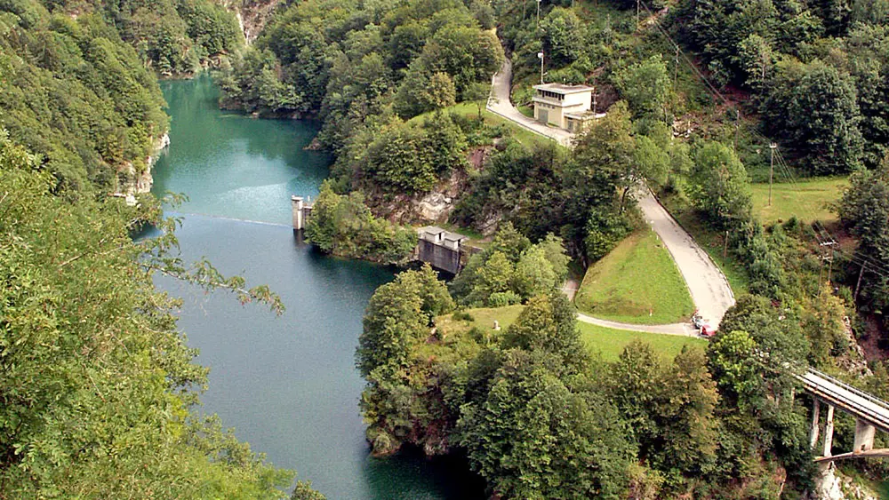 Luftaufnahme des Lago di Palagnedra im Tessiner Centovalli