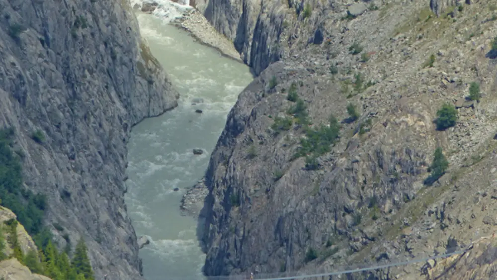 Massaschlucht mit Hängebrücke