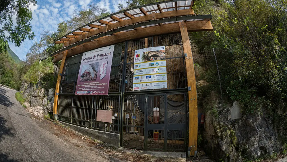 Eingang der Grotta di Fumane
