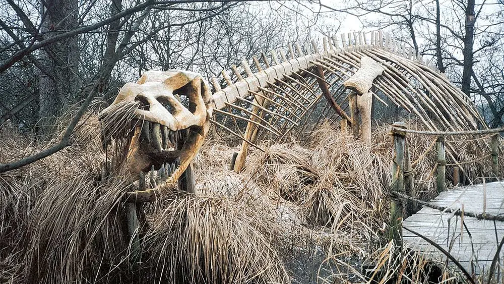 Dinoskelett im Wildgarten Furth im Wald