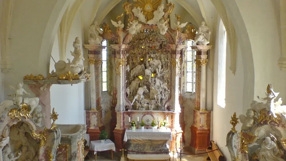 Blick auf den Hochaltar in der Siebenschläferkirche Rotthof