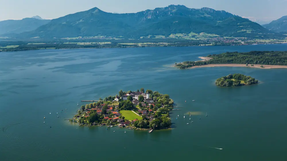  Blick auf die Fraueninsel und die Chiemgauer Alpen