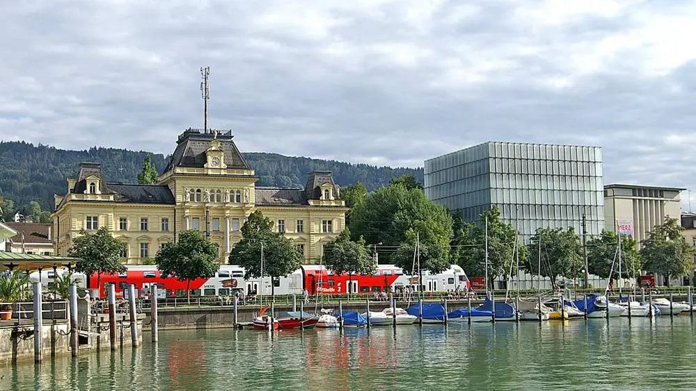 Blick auf den Hafen von Bregenz mit dem Kunsthaus