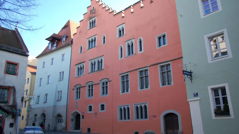 Runtingerhaus mit den unterschiedlichen Fenstern