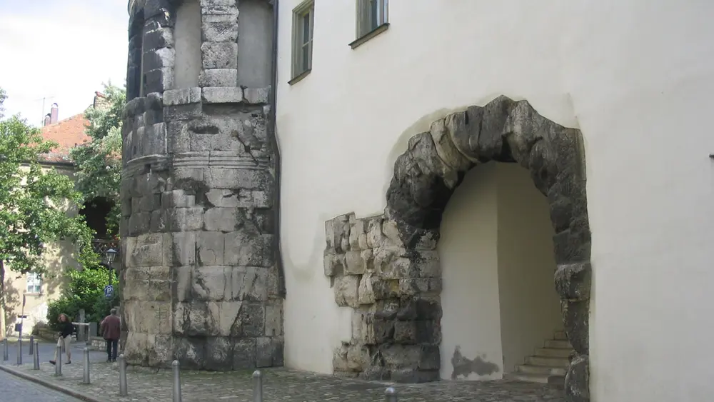 Eingang der Porta Praetoria am Bischofshof Regensburg