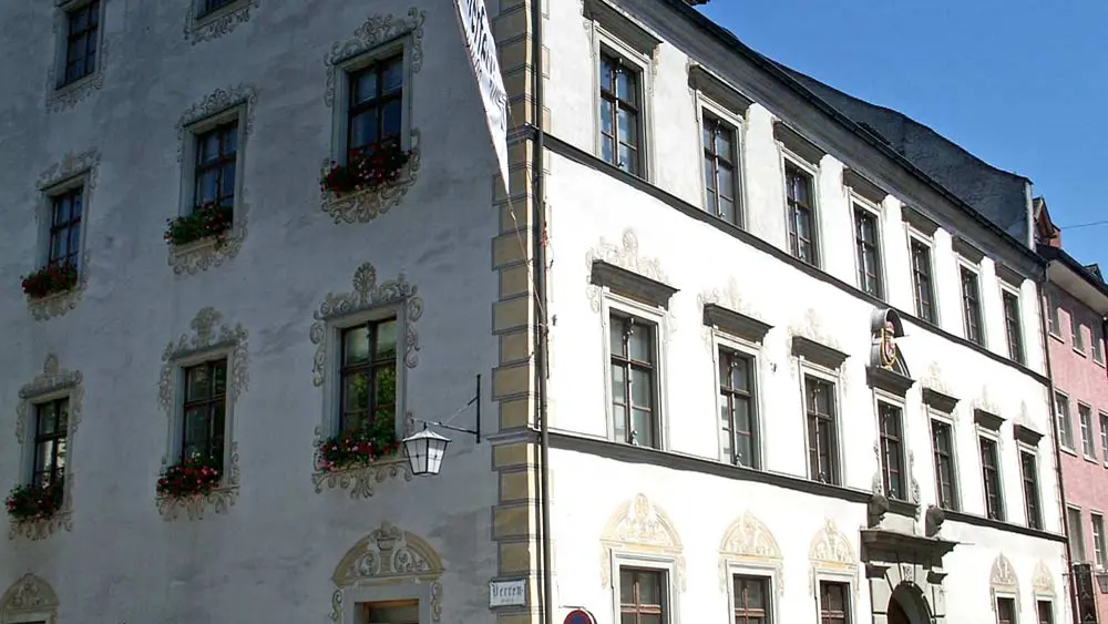 Blick auf die mit Fresken verzierte Fassade des Palais Liechtenstein in Feldkirch