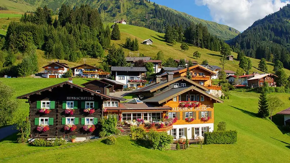 Außenansicht der Humbachstuben und dem Hotel Alpenhof in Riezlern