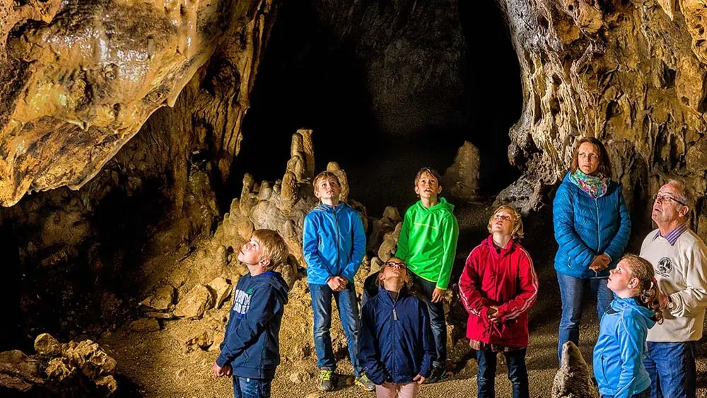 Besuchergruppe in der Charlottenhöhle