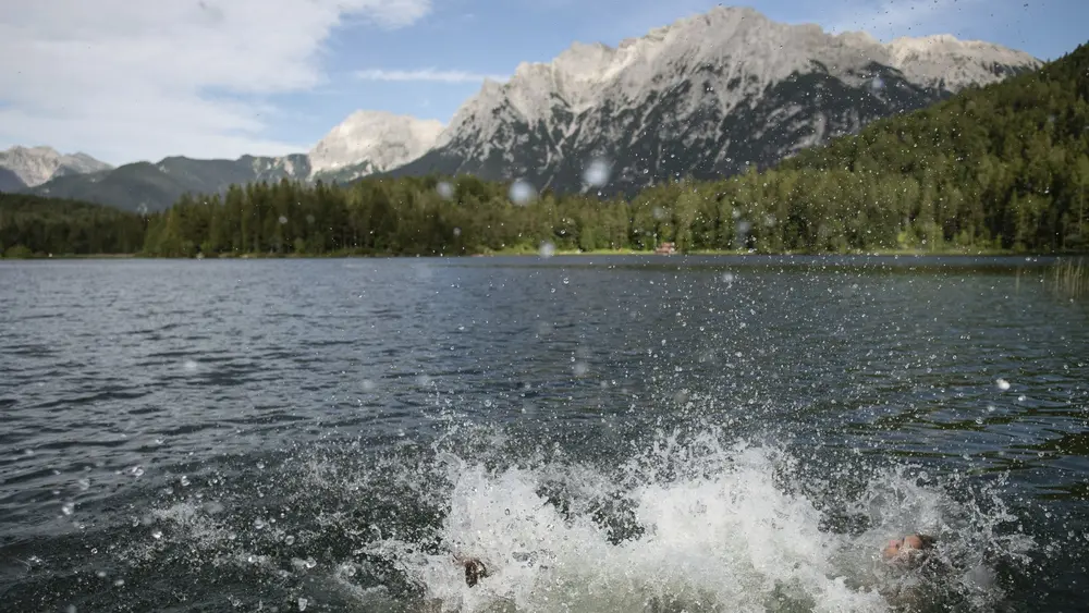 Badespaß im Lautersee zwischen Mittenwald und dem Wetterstein