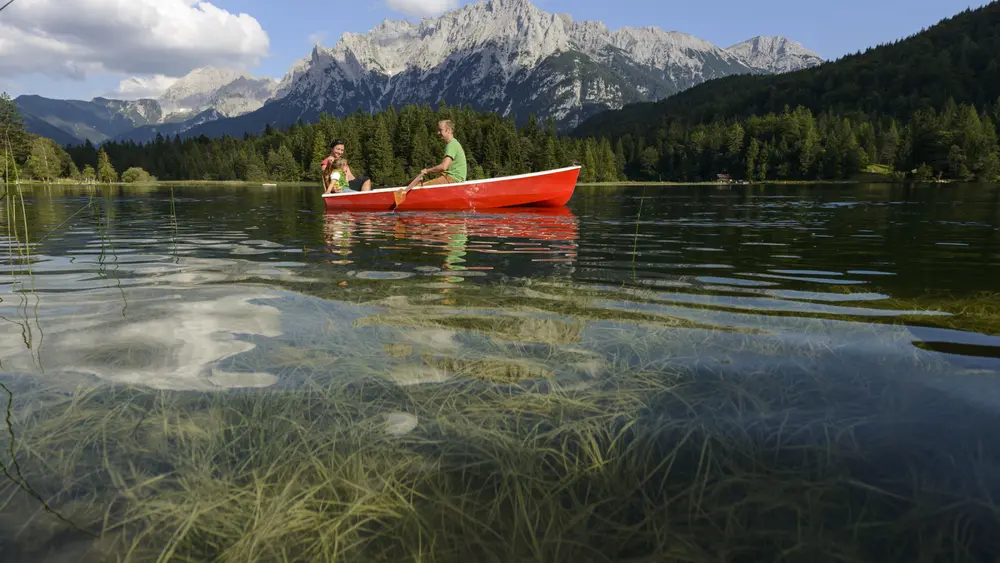 Mit dem Ruderboot auf dem Lautersee bei Mittenwald