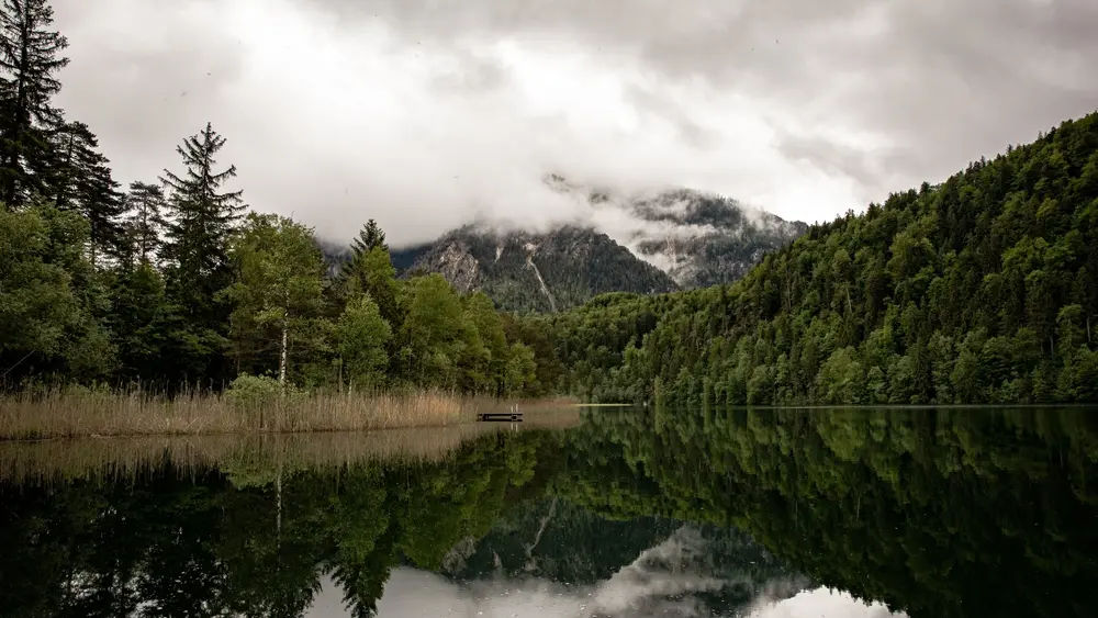 Wolkenbehangener Tag am Schwansee