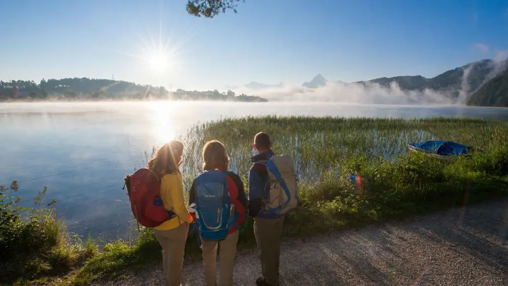 Wanderer am Ufer des Weißensees bei Füssen