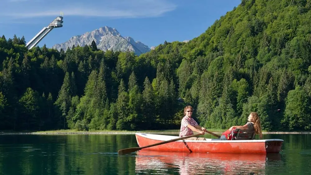 Paar bei einer Bootsfahrt auf dem Freibergsee bei Oberstdorf