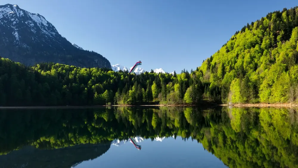 Freibergsee mit Blick auf die Skisprungschanze
