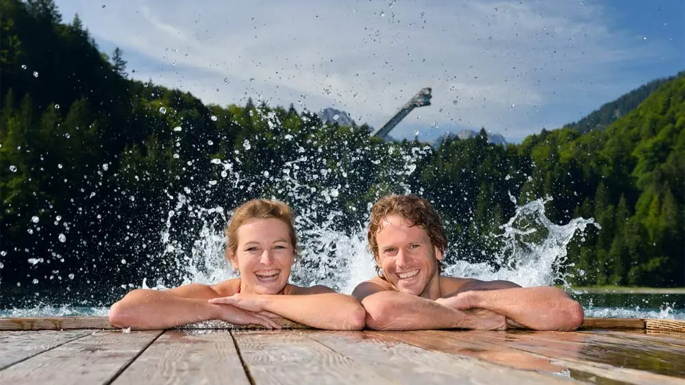 Paar beim Schwimmen im Oberstdorfer Freibergsee