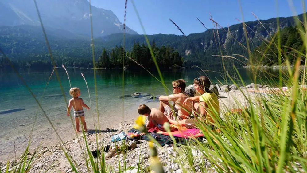 Badevergnügen am Eibsee mit Bergpanorama