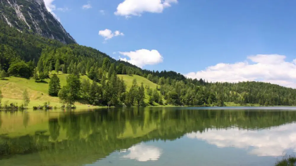 Der Ferchensee bei Mittenwald vor einer imposanten Berglandschaft