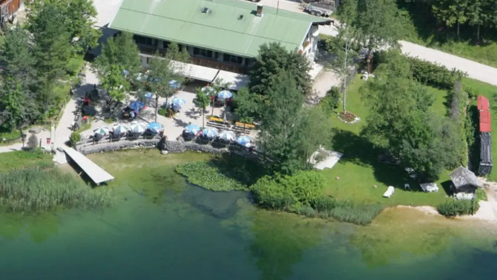 Das Gasthaus Ferchensee am Ufer des Ferchensees in Mittenwald
