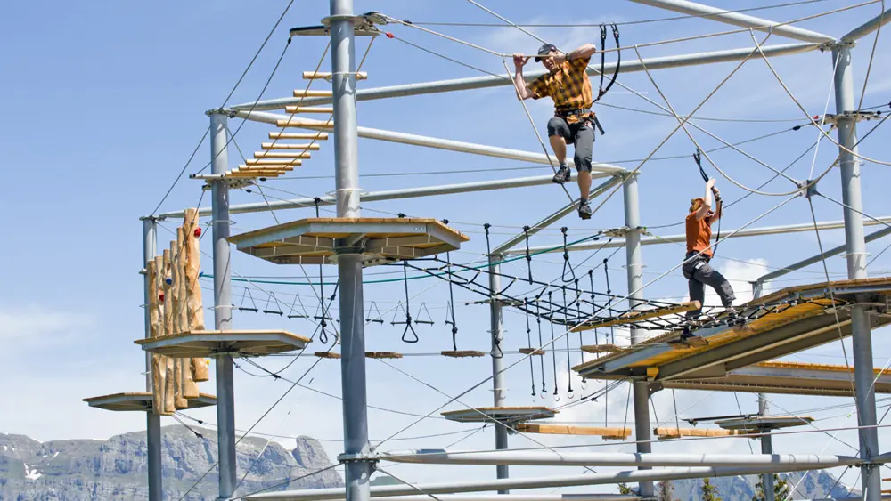 Besucher auf dem Kletterturm CLiiMBER auf dem Flumserberg