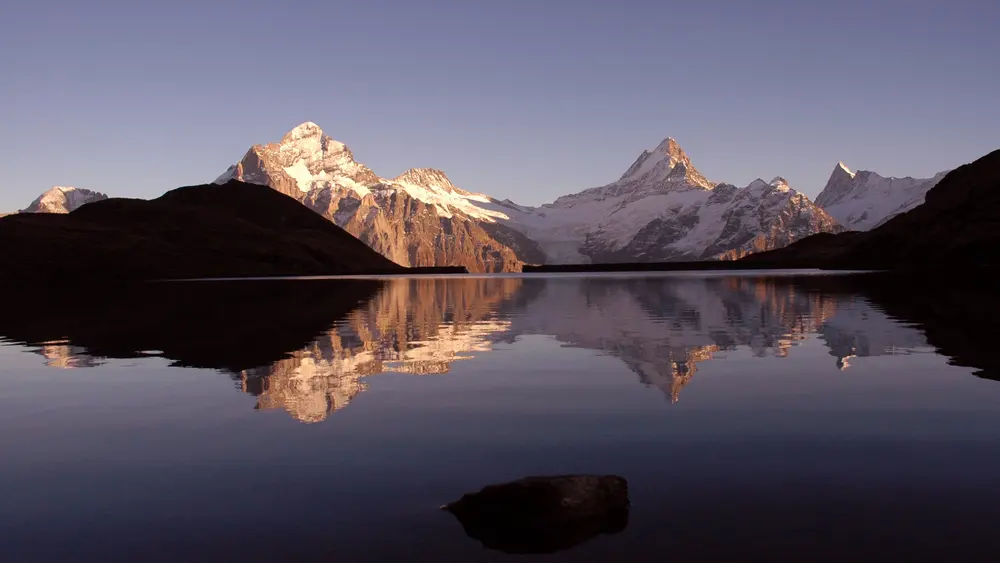 Bachalpsee bei Sonnenuntergang mit Wetterhorn und Schreckhorn
