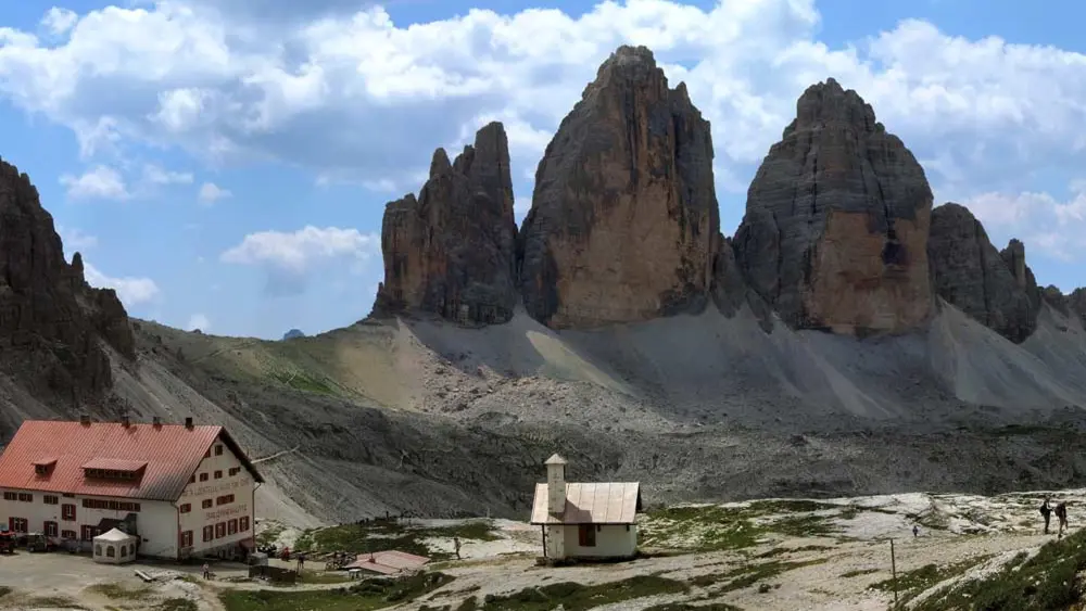 Dreizinnenhütte mit Kapelle und den Drei Zinnen im Hintergrund