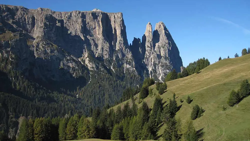 Der Schlern mit der Santnerspitze von der Seiser Alm aus gesehen