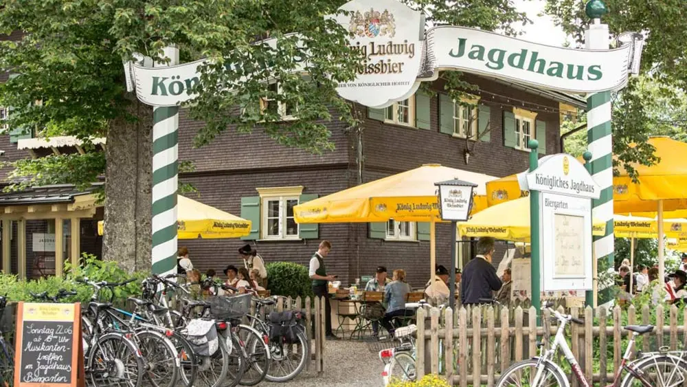 Blick in den Biergarten des Restaurants Das Jagdhaus in Oberstdorf