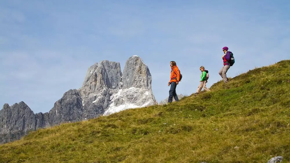 Familie beim Wandern vor der Bischofsmütze